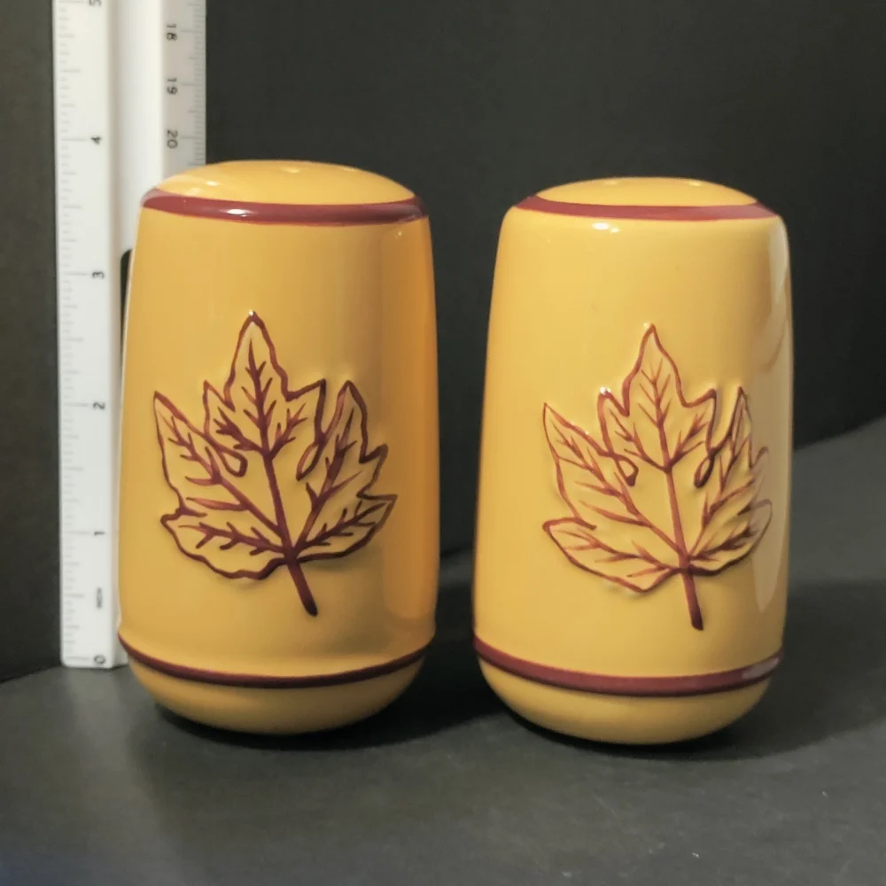 MAPLE LEAF SALT & PEPPER SHAKERS⭐